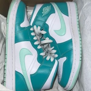 Womens AJ1 Mid